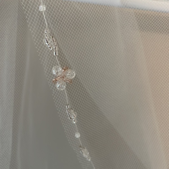 David's Bridal Ivory Cluster Beaded Edge Fingertip Wedding Veil - Picture 4 of 11